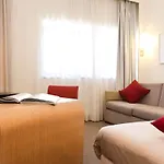 Novotel Pau Pyrenees ليسكار