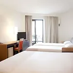 Novotel Pau Pyrenees Отель Лескар