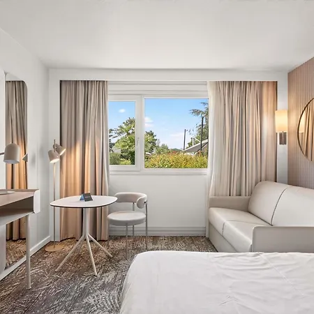 ホテル Novotel Pau Pyrenees レスカー
