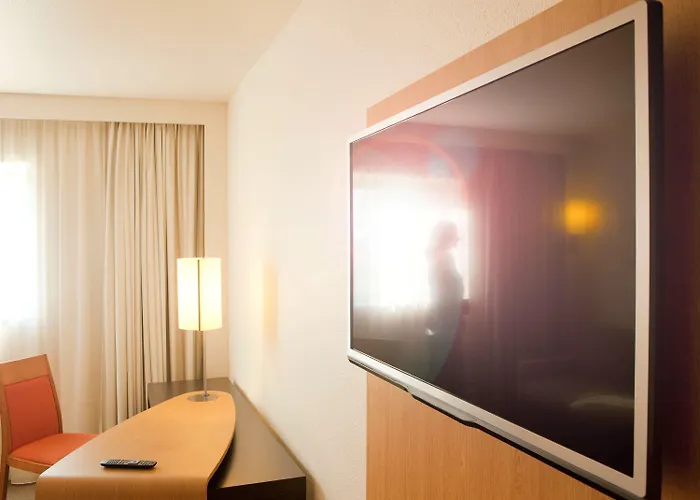 Novotel Pau Pyrenees ليسكار