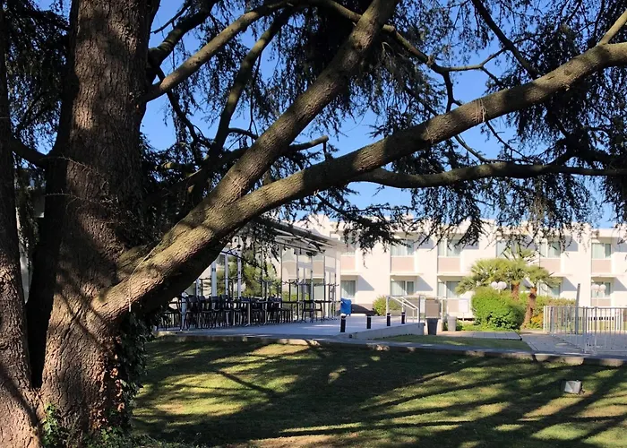 Hotel Novotel Pau Pyrénées 4*